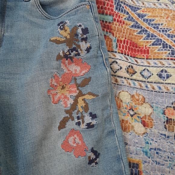 Embroidered Flower Jeans - Picture 6 of 8